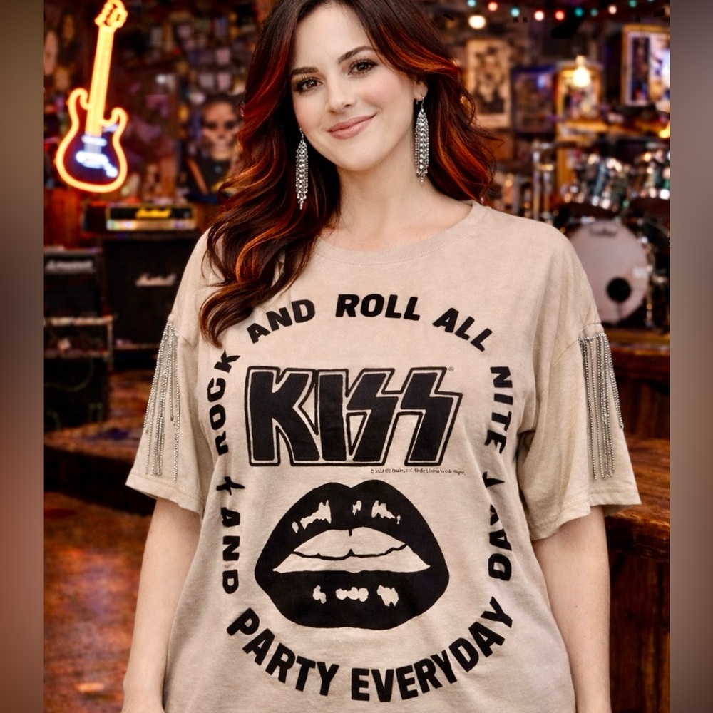 NWT Kiss Black and Tan Short Sleeve Rock Tee Bold Graphics & Metal Fringe XXL